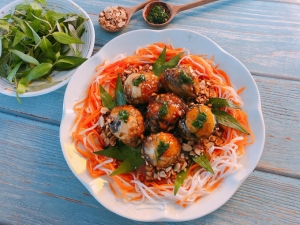 Thực đơn hàng ngày: Trứng vịt lộn xào me 