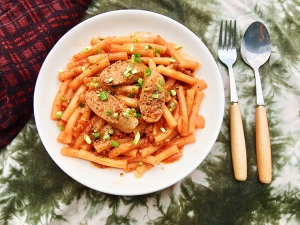 Thực đơn hàng ngày: Nui sốt bò băm xúc xích 