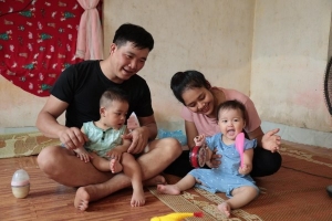 Hai vợ chồng người dân tộc thiểu số đón con yêu thành công sau 7 năm hiếm muộn