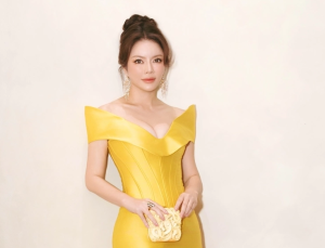 Diễn viên Lý Nhã Kỳ mặc đầm cảm hứng từ khảm sứ