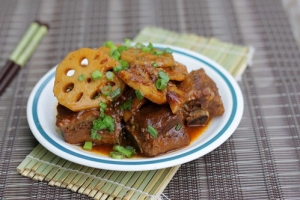 Thực đơn hàng ngày: Sườn non kho củ sen và tương đậu