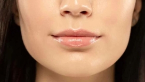 Tránh môi khô khiến môi bong tróc, son không bám đều màu