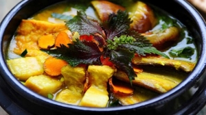 Thực đơn hàng ngày: Canh cà tím nấu thịt ba chỉ