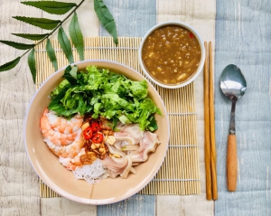 Thực đơn hàng ngày: Bún tai heo mắm nêm