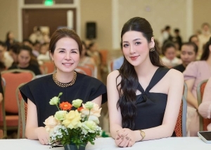Á hậu Tú Anh và mẹ đồng điệu trong trang phục