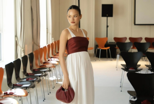 Người mẫu Tuyết Lan chọn trang phục đơn sắc khi mang bầu