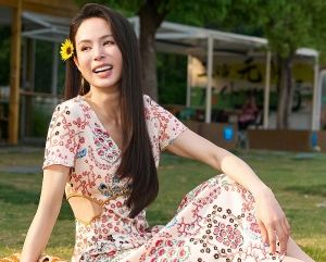 Lý Nhược Đồng thu hút chú ý với cơ bắp săn chắc, vẻ ngoài rạng rỡ