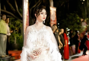 Diễn viên Thanh Trúc nổi bật với thời trang thanh lịch