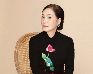 Nghệ sĩ Hồng Đào khoe vẻ đằm thắm khi làm mẫu áo dài