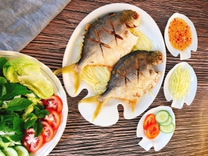 Thực đơn hàng ngày: Cá chim biển chiên mắm gừng