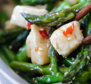 Thực đơn hàng ngày: Thịt gà xào măng tây sốt cay ngọt