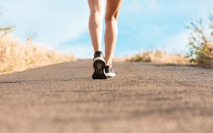 Mẹo đi bộ đốt cháy mỡ nhanh hơn chạy bộ