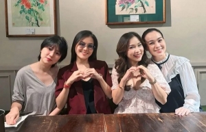 4 thành viên nhóm Mắt Ngọc hội ngộ sau 25 năm