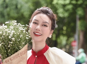 Hương Giang khoe giấy đăng ký kết hôn