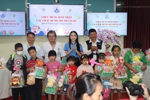 Luật sư Ánh Võ lập thư viện tuổi thơ giữa lòng bệnh viện