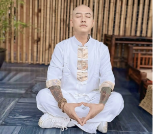 Tuấn Hưng xuống tóc quy y vì tâm nguyện tìm về Phật pháp