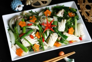 Thực đơn hàng ngày: Mực xào cần tỏi tây 