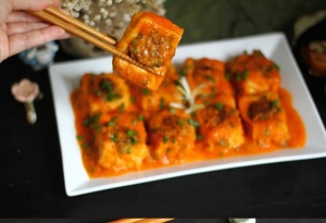 Thực đơn hàng ngày: Đậu phụ nhồi thịt xốt cà chua