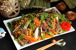 Thực đơn hàng ngày: Mì tôm xào bò