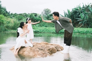 Diễn viên Trường Giang và Nhã Phương tại nhà vườn