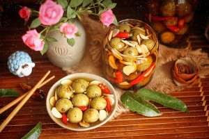 Thực đơn hàng ngày: Sấu ngâm mắm tỏi ớt