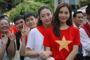 Hoa hậu Tiểu Vy thu hút sự chú ý của người dân khi diễu hành