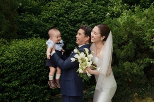 Bộ ảnh cưới đẹp như cổ tích của Hồ Quang Hiếu cùng vợ và con trai