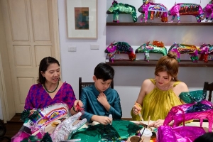 Hoa hậu Phan Hoàng Thu cùng con làm đồ Trung thu