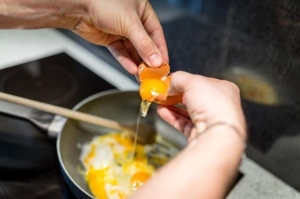 Người mắc bệnh gì không nên ăn trứng gà?