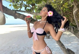 Bikini cổ điển, áo tắm xếp bèo, áo bơi cut-out dài tay được giới trẻ ưa chuộng