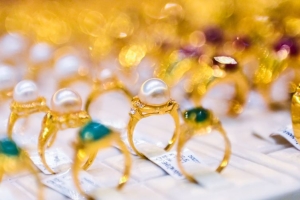 Giá vàng hôm nay 27/9/2025: Vàng chạm ngưỡng nóng, nhà đầu tư dè chừng