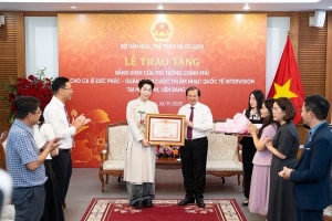 Ca sĩ Đức Phúc nhận bằng khen của Thủ tướng Chính phủ