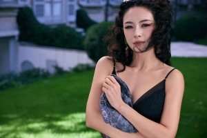 Minh tinh Trung Quốc Chương Tử Di chọn trang phục phù hợp, tôn dáng