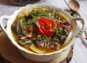 Thực đơn hàng ngày: Dẻ sườn bò om dưa cải chua