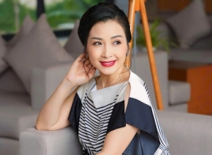 Khánh Huyền vẫn giữ được nhan sắc mặn mà và vóc dáng thon gọn ở tuổi 54