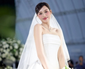 Hoa hậu Đỗ Thị Hà diện 3 bộ váy cưới quây ngực và áo dài trong ngày cưới