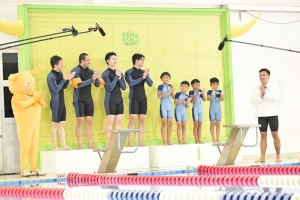 Erik, NICKY “đuối sức” trước các tuyển thủ bơi lội nhí