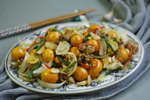 Thực đơn hàng ngày: Trứng non lòng gà cháy tỏi 