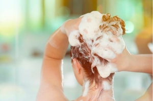 3 thói quen khiến tóc yếu, gàu nhiều và dễ gãy rụng