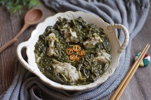 Thực đơn hàng ngày: Canh rau sắn chua sườn