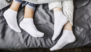 Có nên đeo tất đi ngủ không?