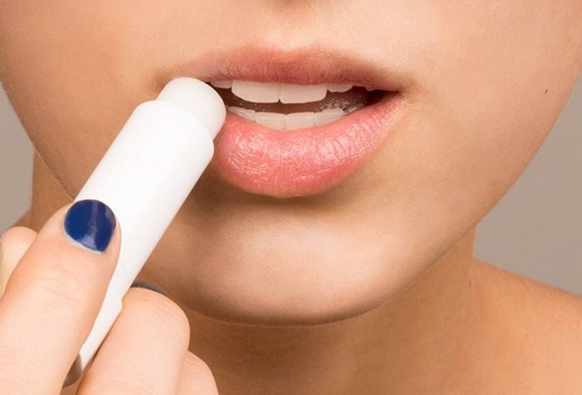Cách đơn giản trị môi khô, nẻ miệng