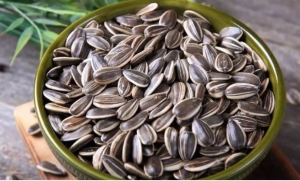 7 loại hạt thường ăn ngày Tết giúp tóc đẹp