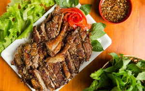 Thực đơn hàng ngày: Vịt nướng lá mắc mật