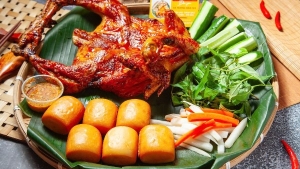 Thực đơn hàng ngày: Gà quay mắm nhĩ 