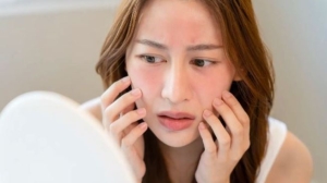 Những tác động âm thầm khiến da xuống cấp nếu không tẩy trang trước khi ngủ