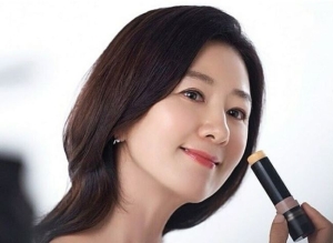 Kim Hee Ae tuổi 59 bí quyết giữ nhan sắc đơn giản nhưng bền vững