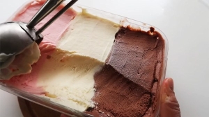 Thực đơn hàng ngày: Kem ba màu 