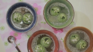 Thực đơn hàng ngày: Bánh trôi nước trà xanh nhân mè đen