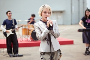 Sau MV debut, Châu Bùi nhanh chóng trở lại với “Chạm sáng”